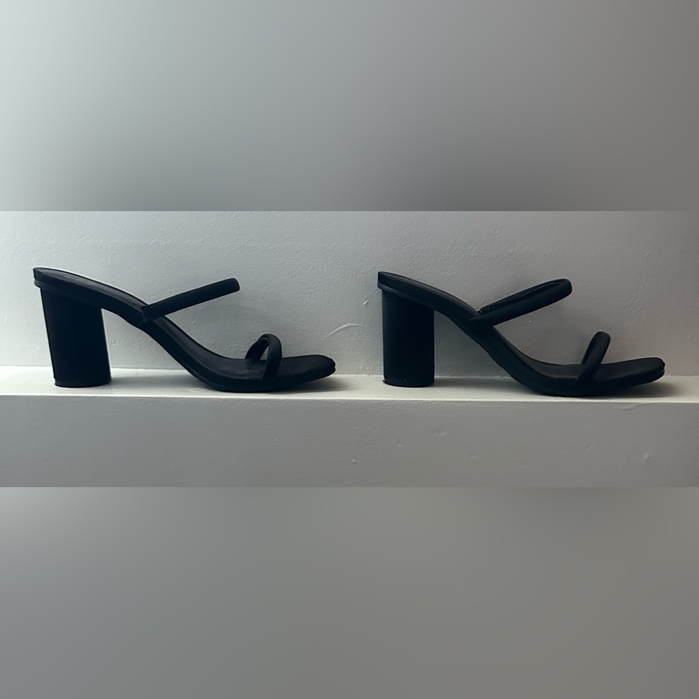 A New Day chucking heel in the color black